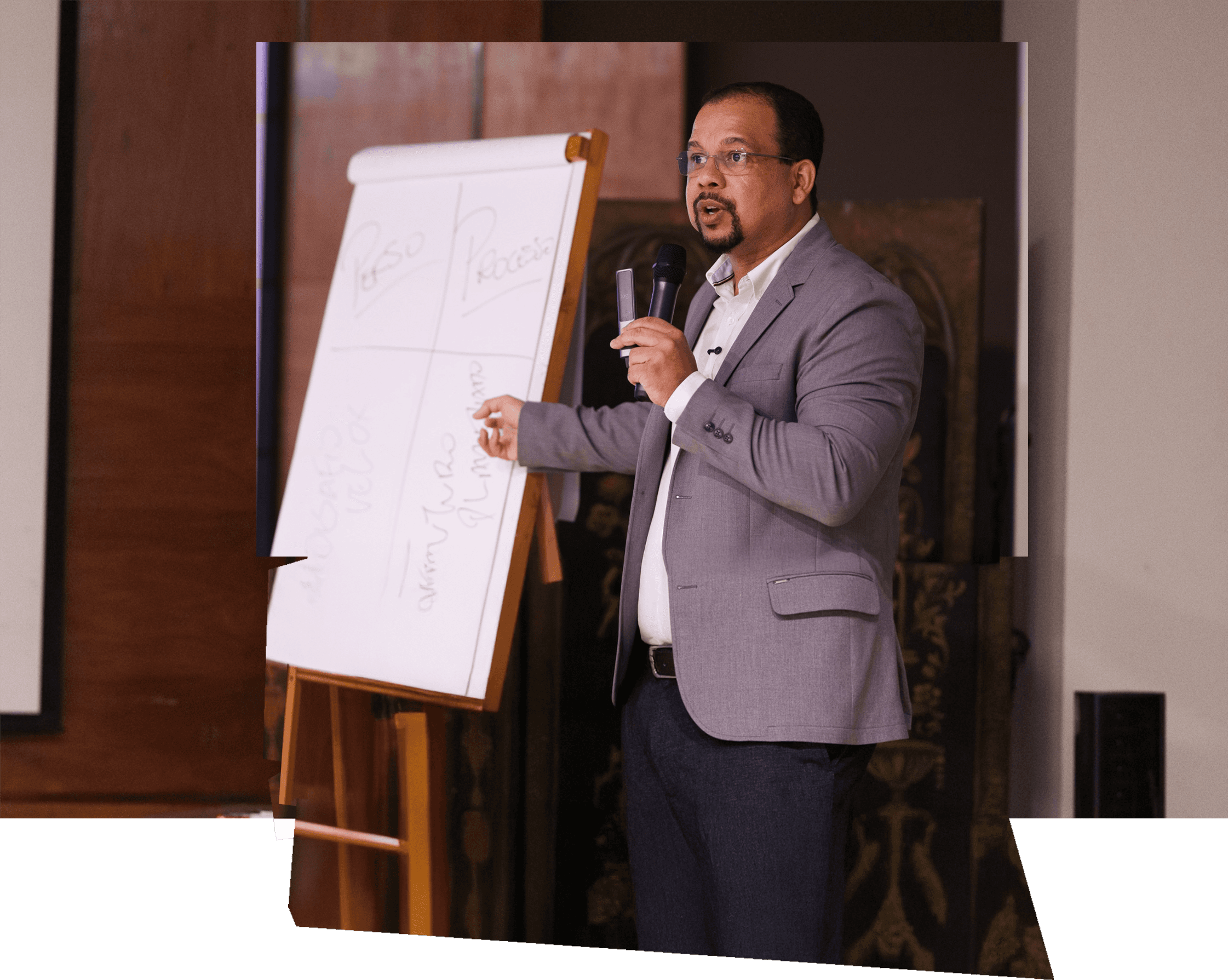 Hanor Santos ministrando treinamento